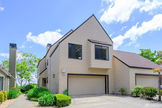 view of front facade with a garage and driveway