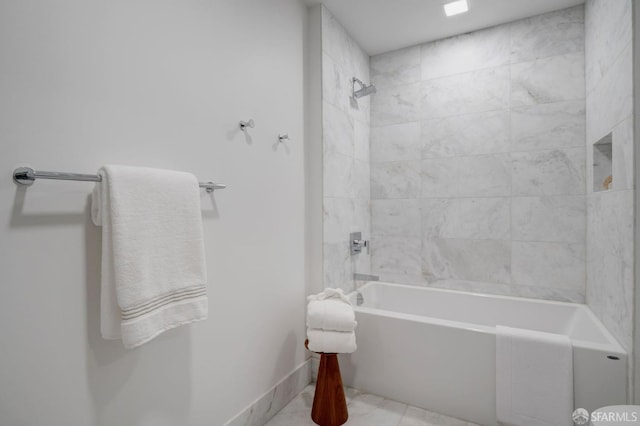 bathroom with tiled shower / bath