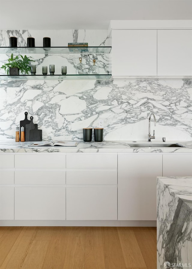1070 Green St Unit 801, San Francisco, CA 94133 - bar area featuring backsplash and light wood-type flooring