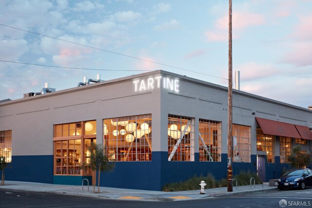 550 S Van Ness Ave Unit 306, San Francisco, CA 94110 - view of property at dusk