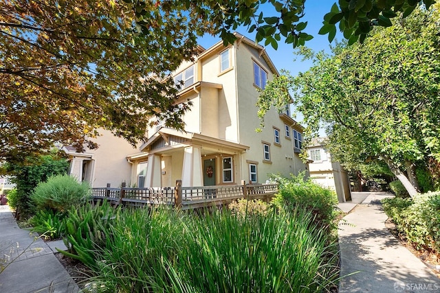 view of front facade with stucco siding