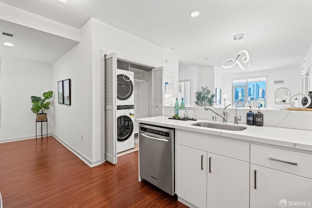 kitchen with dark wood-style flooring, visible vents, stacked washer / dryer, a sink, and dishwasher