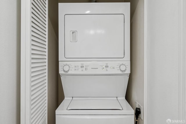 423 7th St Unit 303, Oakland, CA 94607 - laundry area featuring stacked washer and clothes dryer