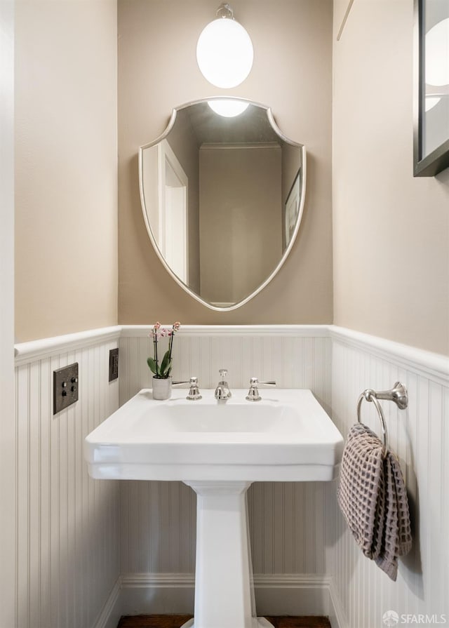 bathroom featuring sink