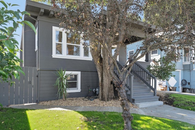 view of front of house with a front lawn