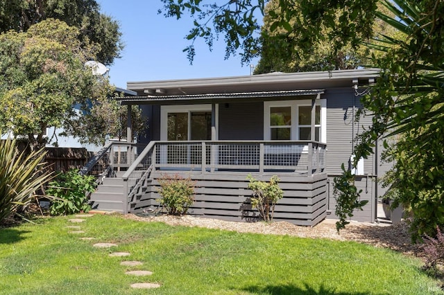 view of front facade with a front lawn