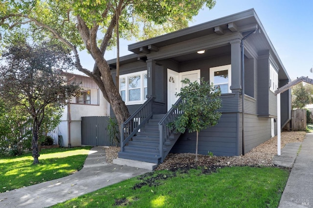 view of front of home featuring a front yard