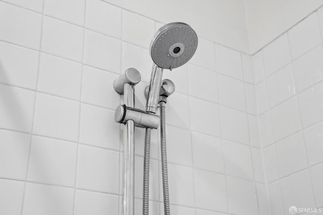 room details featuring a tile shower