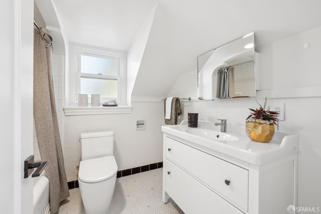 full bath with lofted ceiling, curtained shower, toilet, vanity, and baseboards