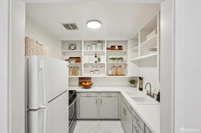pantry with visible vents and a sink