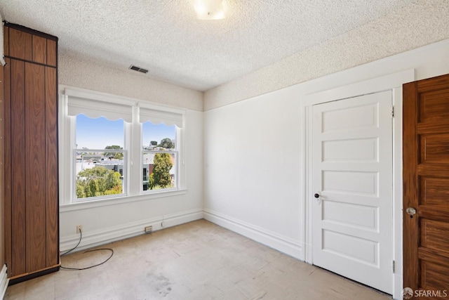 570 Jersey St, San Francisco, CA 94114 - unfurnished room with a textured ceiling and baseboards