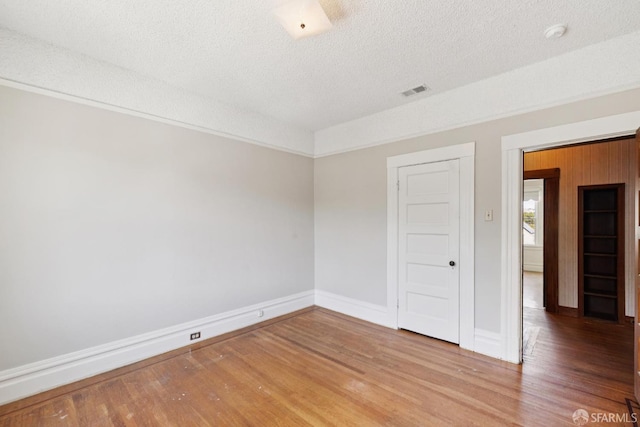 570 Jersey St, San Francisco, CA 94114 - unfurnished room with wood finished floors and a textured ceiling