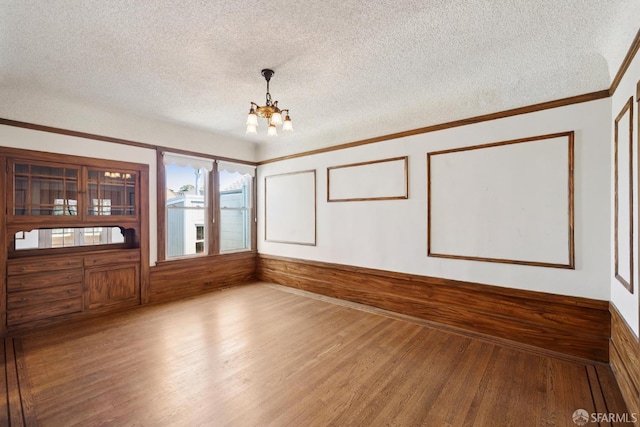 570 Jersey St, San Francisco, CA 94114 - empty room with a chandelier, wood finished floors, a textured ceiling, and crown molding