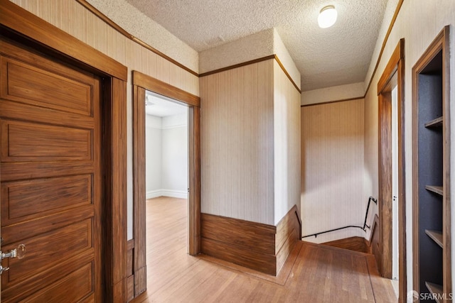 570 Jersey St, San Francisco, CA 94114 - hall featuring a textured ceiling, wood finished floors, and wallpapered walls