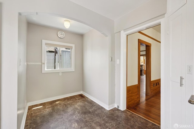 570 Jersey St, San Francisco, CA 94114 - unfurnished room featuring arched walkways and baseboards