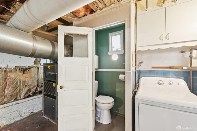 570 Jersey St, San Francisco, CA 94114 - bathroom with washer / clothes dryer and concrete flooring