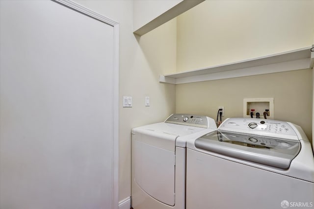 2486 26th Ave, Oakland, CA 94601 - laundry room featuring independent washer and dryer