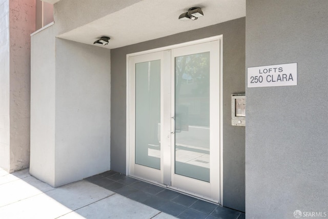 view of exterior entry featuring stucco siding