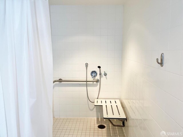 bathroom featuring curtained shower