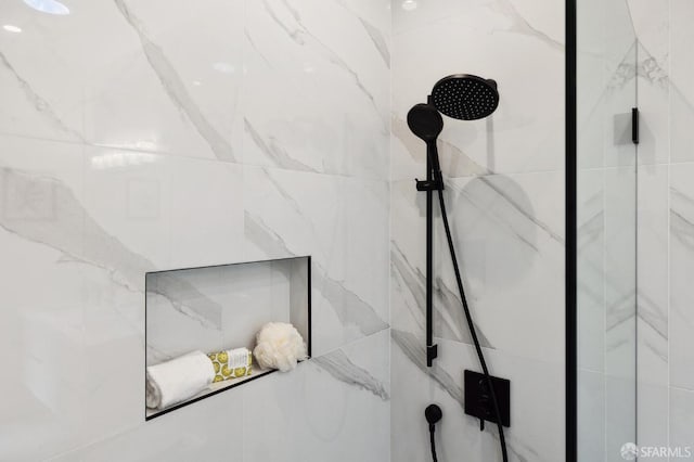 room details featuring tiled shower