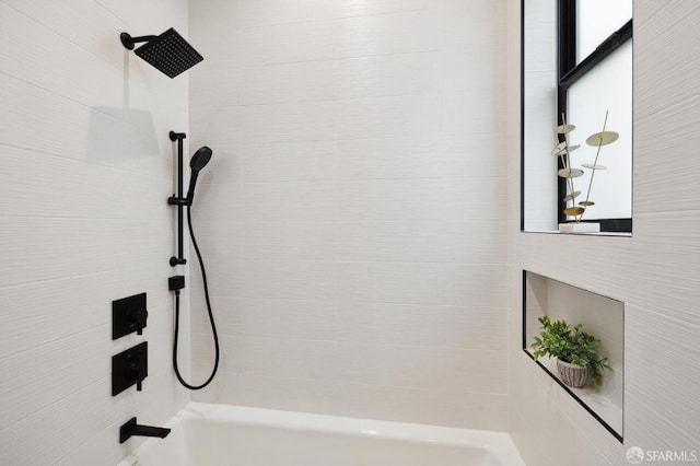 bathroom featuring tiled shower / bath