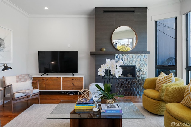 987 De Haro St Unit 1, San Francisco, CA 94107 - living area featuring wood finished floors, ornamental molding, recessed lighting, and a glass covered fireplace
