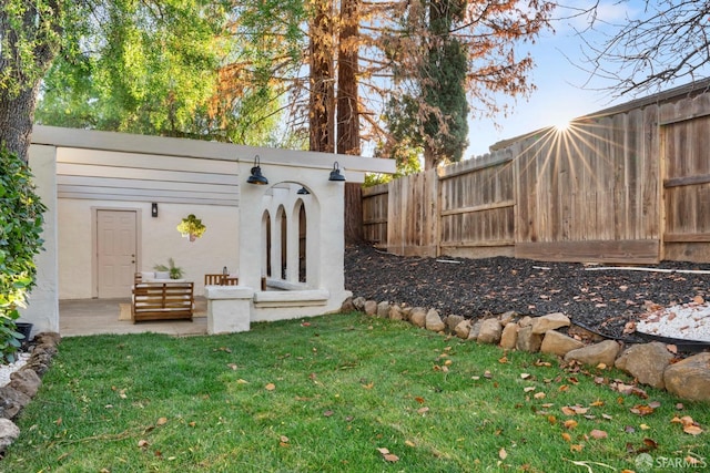 view of yard featuring an outdoor structure