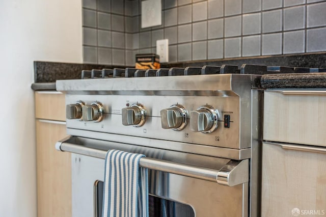 229 Brannan St Unit 11J, San Francisco, CA 94107 - kitchen view of backsplash, high end stove, and dark countertops