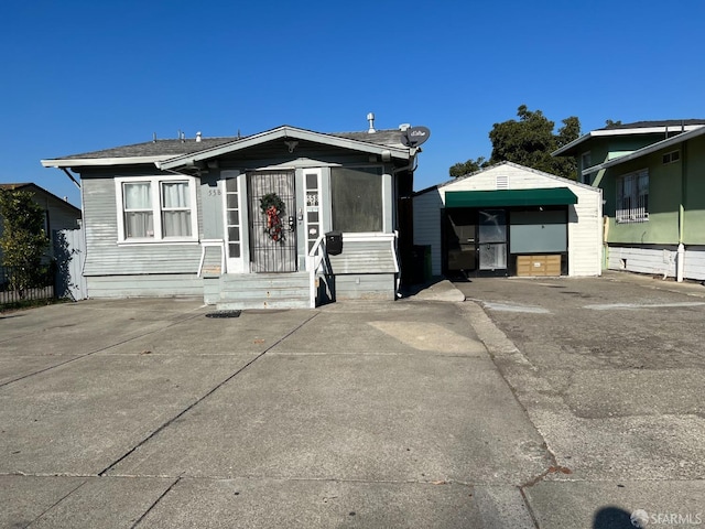 bungalow-style house with driveway