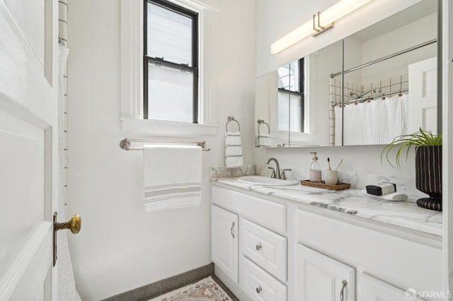 full bathroom featuring plenty of natural light, a shower with curtain, and vanity