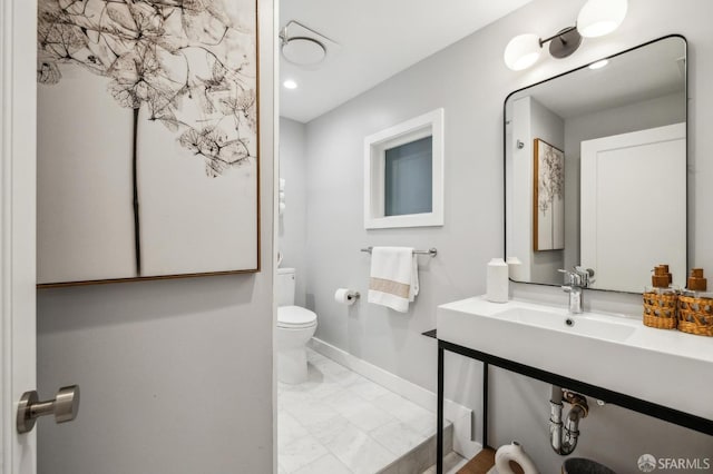 835 Diamond St, San Francisco, CA 94114 - bathroom featuring toilet, baseboards, a sink, recessed lighting, and marble finish floors