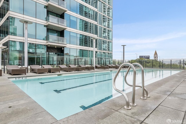 401 Harrison St Unit 45C, San Francisco, CA 94105 - community pool with an outdoor living space