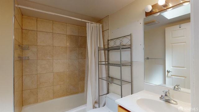 full bathroom with shower / tub combo with curtain, vanity, and toilet