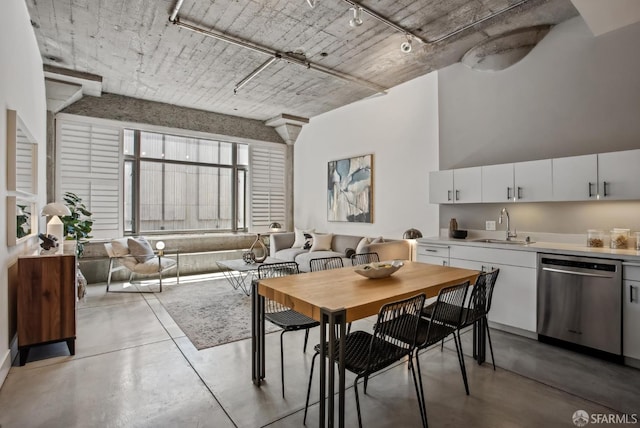 300 Beale St Unit 504, San Francisco, CA 94105 - dining room with track lighting and concrete flooring