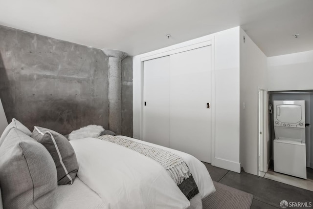 300 Beale St Unit 504, San Francisco, CA 94105 - bedroom with stacked washing machine and dryer and a closet