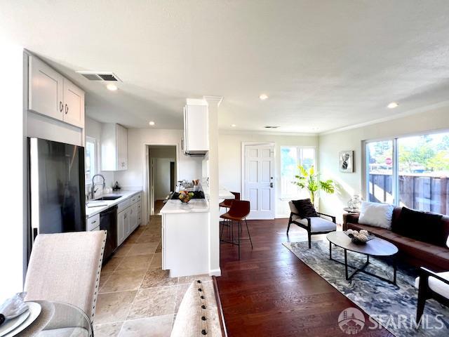 590 Hurlingame Ave, Redwood City, CA 94063 - living room with recessed lighting
