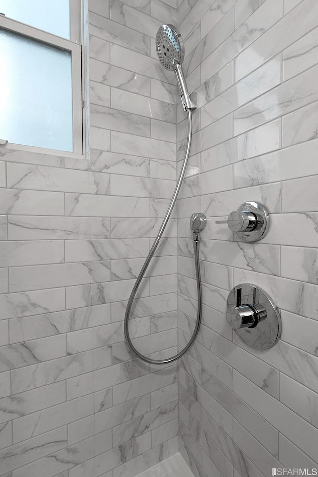 bathroom featuring a tile shower