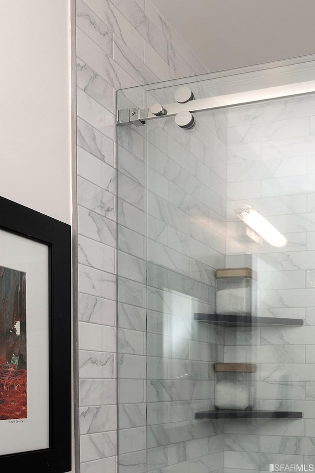 bathroom featuring tiled shower