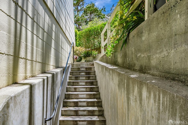 30 Eagle St, San Francisco, CA 94114 - view of staircase