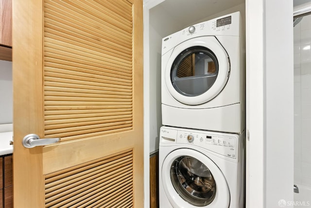 5800 3rd St Unit 1401, San Francisco, CA 94124 - laundry room featuring estacked washer and dryer