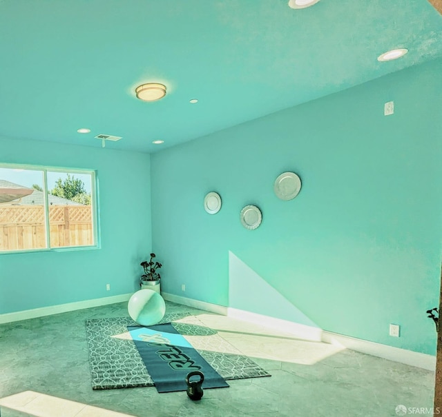 workout room with visible vents, recessed lighting, and baseboards