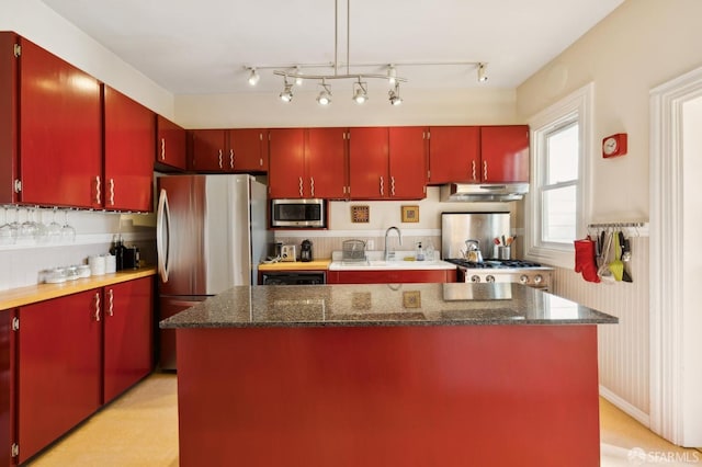 kitchen featuring appliances with stainless steel finishes, a center island, and sink