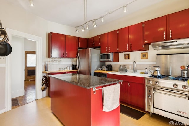 kitchen with stainless steel appliances, sink, and a kitchen island