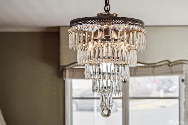 room details featuring a chandelier