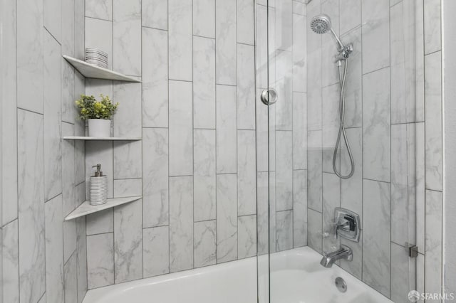 bathroom with tiled shower / bath