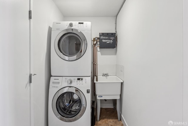 608 Missouri St Unit A, San Francisco, CA 94107 - laundry area featuring stacked washer / dryer and baseboards