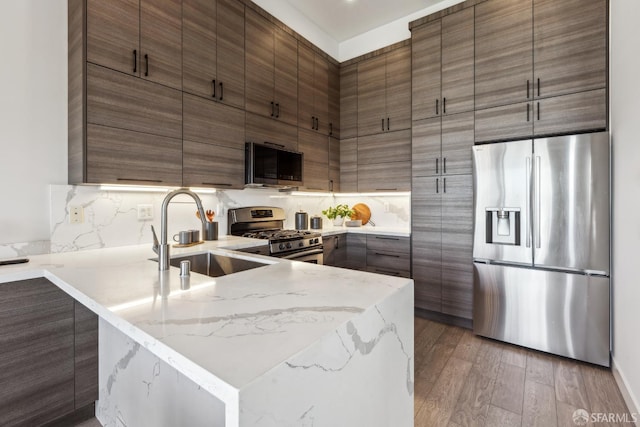 608 Missouri St Unit A, San Francisco, CA 94107 - kitchen with stainless steel appliances, a sink, a peninsula, and decorative backsplash