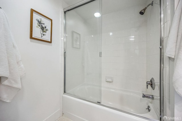 bathroom with combined bath / shower with glass door