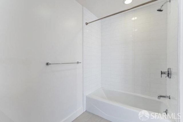 bathroom with tiled shower / bath combo