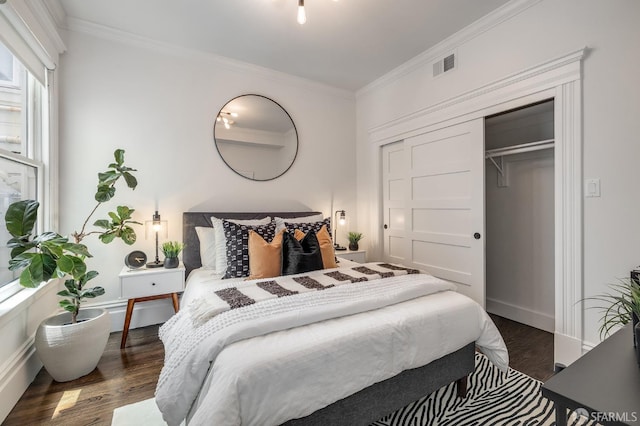 438 Broderick St, San Francisco, CA 94117 - bedroom featuring dark wood-style floors, ornamental molding, baseboards, and a closet